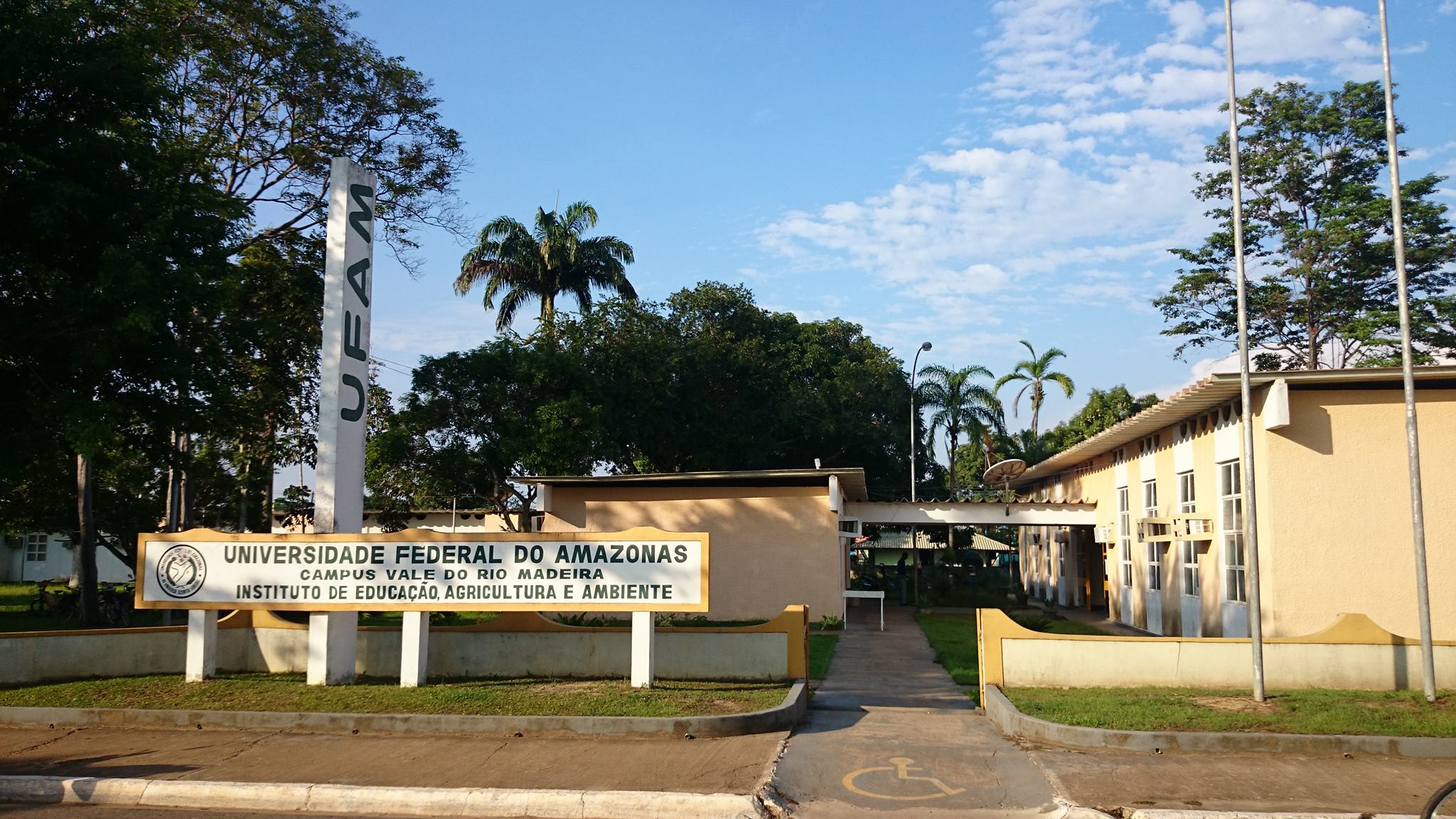 Arquivista do Arquivo Central-UFAM (Campus Manaus) realiza visita técnica ao IEAA-UFAM (Campus Humaitá)